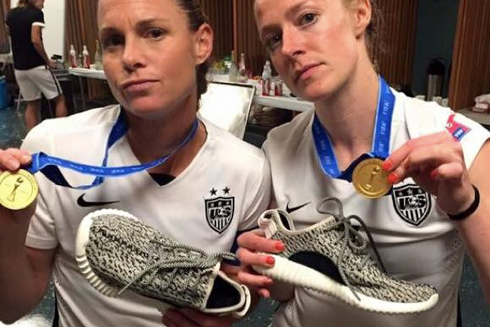 Nike 贊助美國女子足球國家隊奪冠後竟與 Yeezy 合照？！