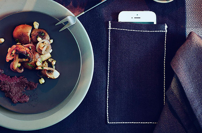 太貼心！IKEA 推出的最新餐墊竟然有手機袋給大家放！