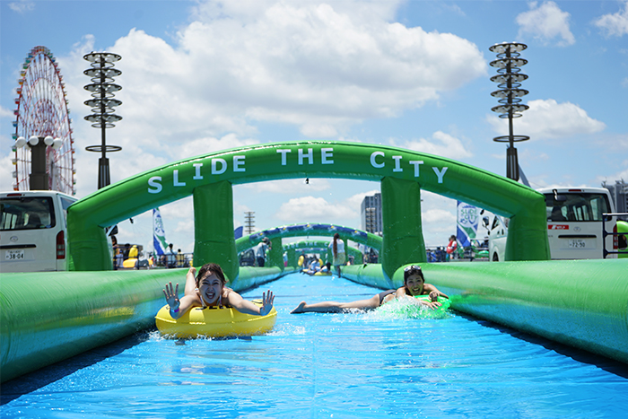 AAPE BY A BATHING APE® 攜手 SlideTheCity 在香港登場城市滑水道活動！