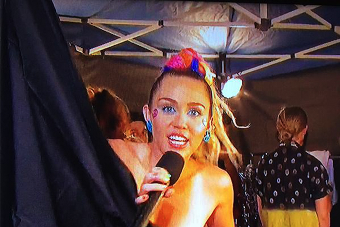 Miley Cyrus 主持 VMA 話題層出不窮，這次換 Miley 的長輩出來打招呼囉！
