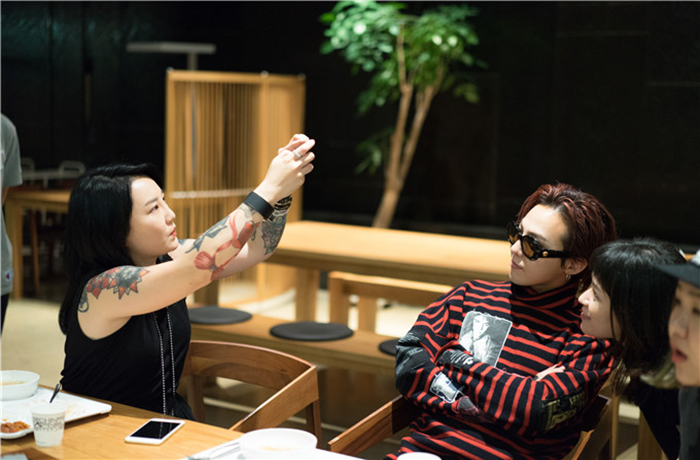 韓國巨星 G-Dragon 在家中親自招待 5 位粉絲