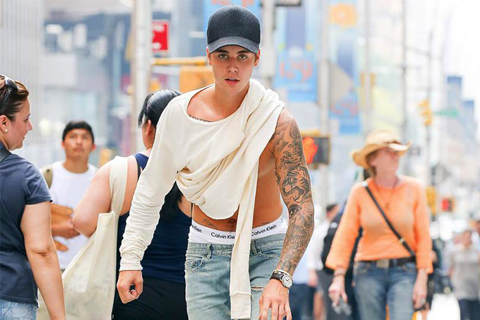 捕捉到野生的 Justin Bieber，穿著灰色 Yeezy boost 350 半裸炫滑板！