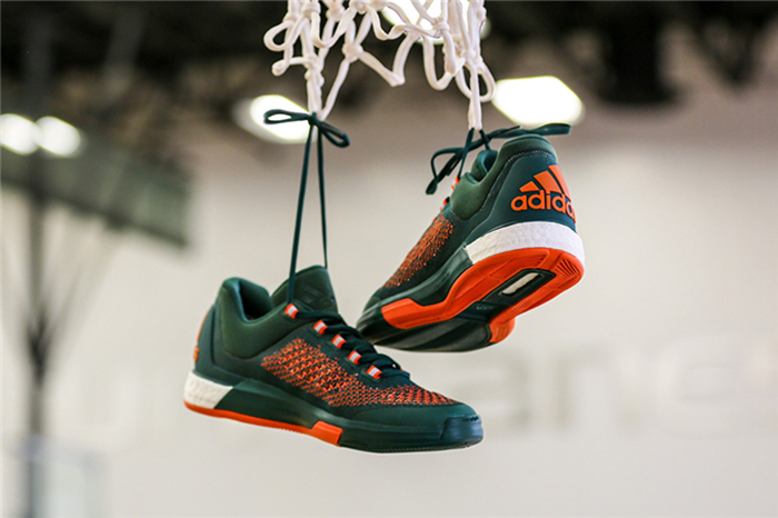 看看邁阿密大學籃球隊配備的 adidas 球鞋