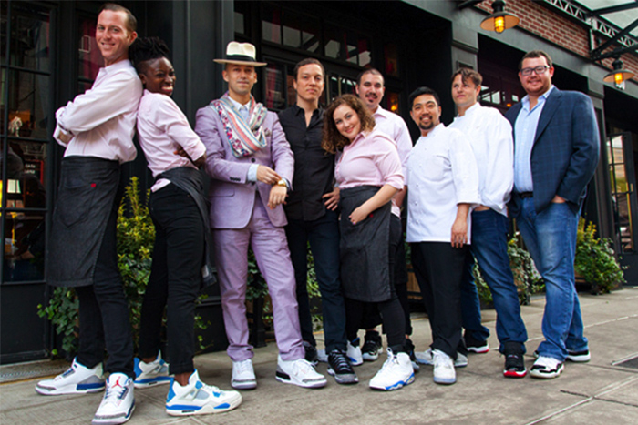 這家餐廳裡面的所有員工都穿 Air Jordan 球鞋，你見過嗎？