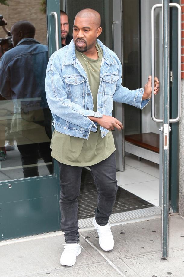 kanye-west-leaving-his-nyc-apartment-pic1177