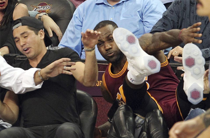 皇上看到美女心急了？LeBron James 奮力救球 卻不小心壓傷女球迷！