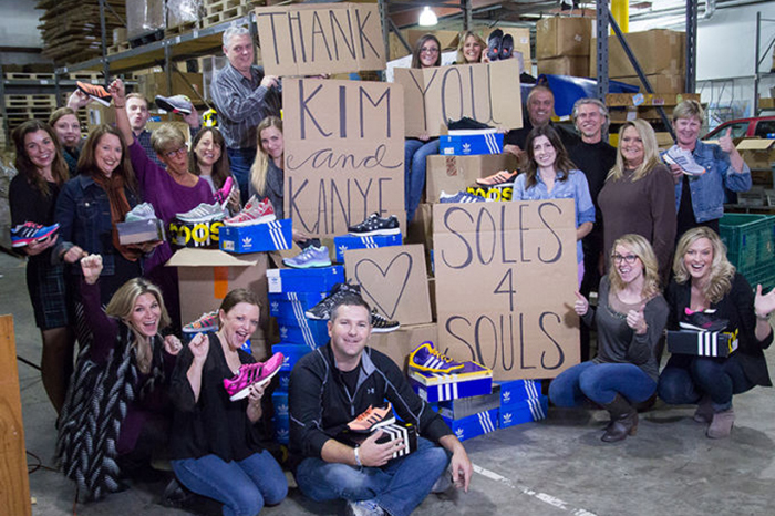 做愛心！Kanye 夫婦給慈善組織 Soles4Souls 捐贈超過 1000 雙鞋子！