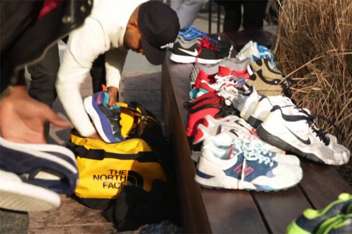 聖誕溫馨！幾個為流浪者送 AJ、adidas、New Balance 的「聖誕老人」