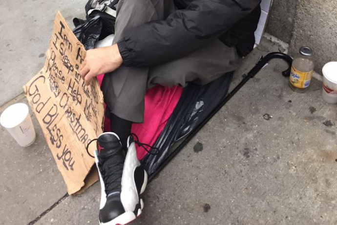 最有人情味｜紐約警察局給這位無家可歸的流浪者送了雙 AJ 新球鞋！