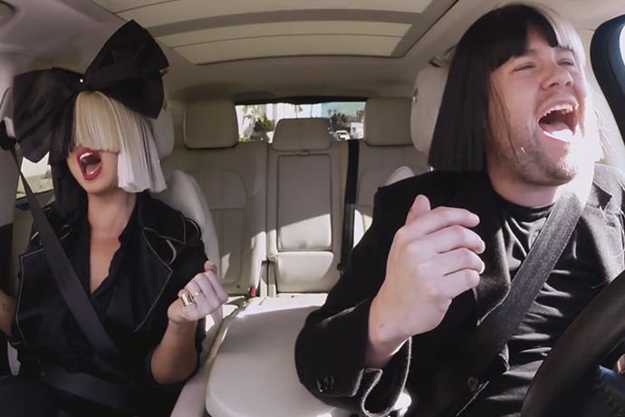 超惹人愛 Sia 上 Carpool Karaoke 大肆飆歌！也太會唱了啦！