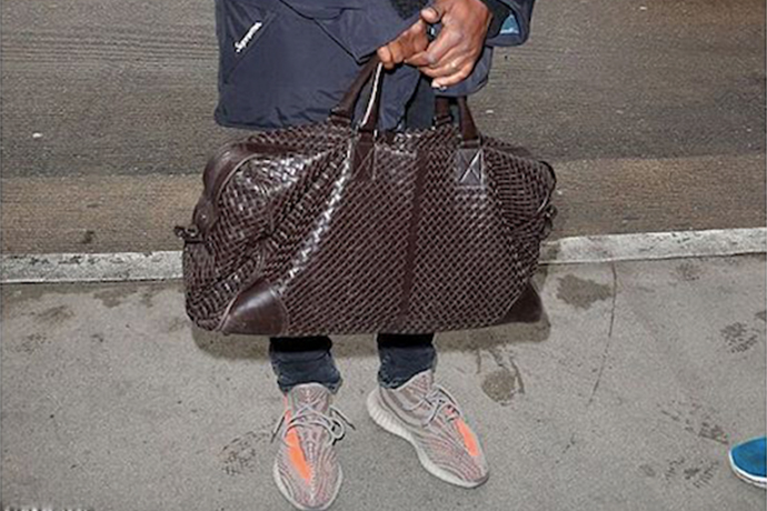 Kanye West 被目擊上腳最新 Yeezy Boost 350 現身洛杉磯機場！