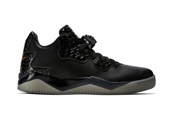 全新鞋型！Jordan Brand 「Spike 40」Triple Black 配色發佈