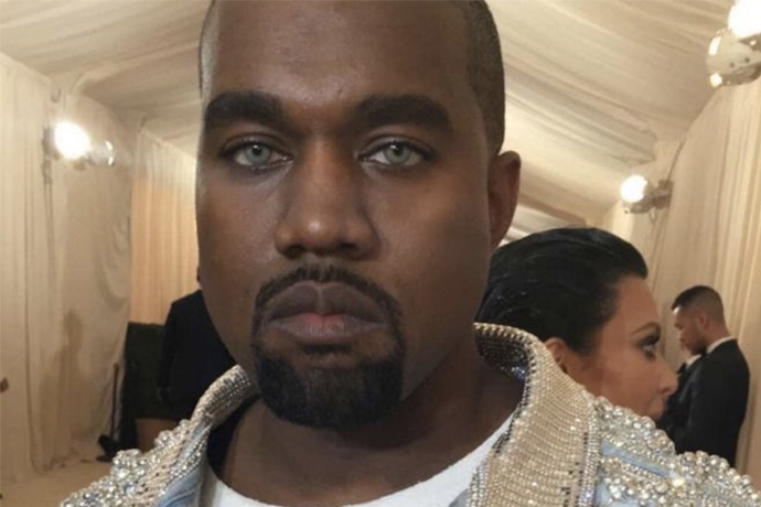 Kanye West 示範今年夏天最 IN 行頭，「水藍色變色片」出席 2016 Met Gala！