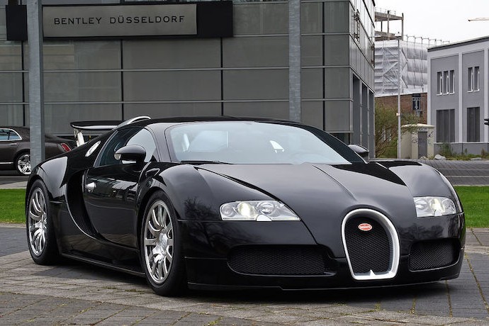 有錢就是任性！上億元頂級超跑 Bugatti Veyron 竟直接開進加油站洗車機