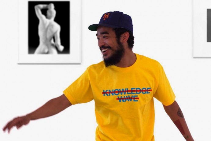 Off-White 主理人 Virgil Abloh 攜手新銳街牌 Know Wave 發佈聯名「OL’ YELLA」T-Shirt