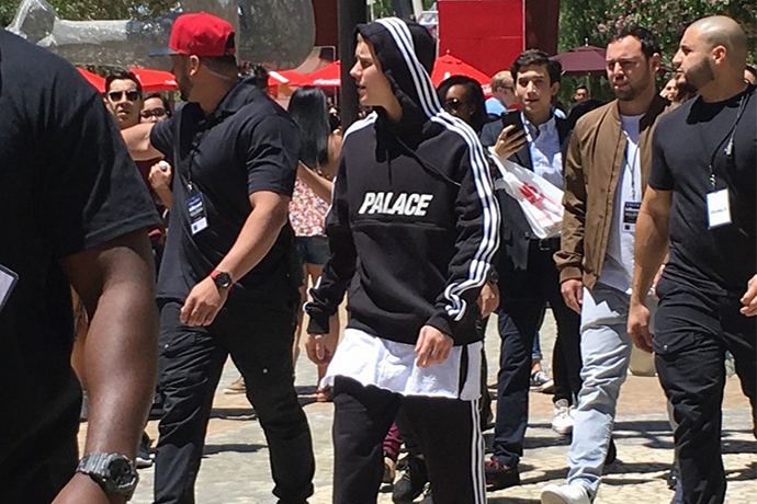 名人穿搭 / Justin Bieber 就是愛穿整套新衣服：Palace x adidas Originals + NMD