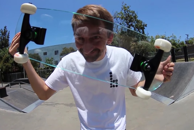 請勿模仿．Braille Skateboarding 今回要挑戰用玻璃製滑板溜上一輪．．．