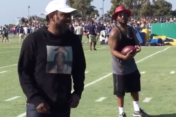 前進 NFL？Kendrick Lamar 和 ScHoolboy Q 玩美式足球小試身手