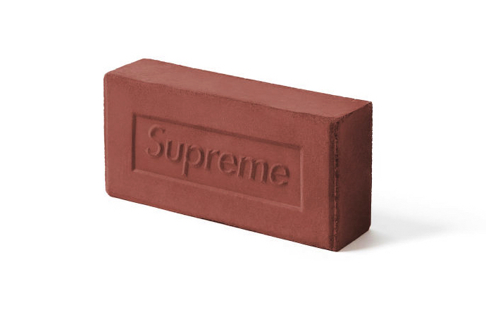 兩位粉絲聲稱，打造「磚頭」的想法是他們提供給 Supreme 官方的？
