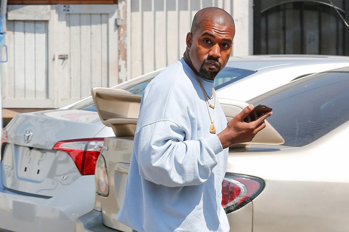 名人穿搭 / Kanye West 示範寬鬆同色穿搭，更拎上男性愛牌 Bottega Veneta 包款！