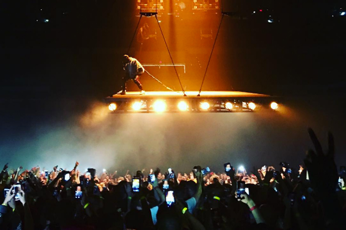 Kanye West 最新 Saint Pablo 演唱會竟在「空中」開唱，粉絲只能抬頭看秀！