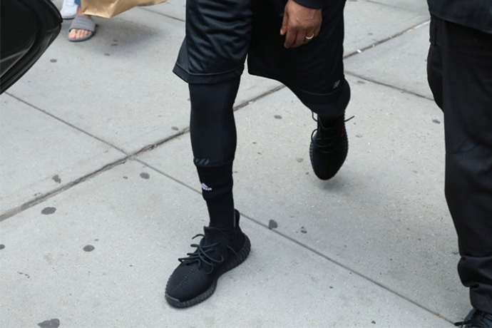 紐約街頭捕捉，Kanye West 全黑出場秀腳下的新款 Yeezy Boost！