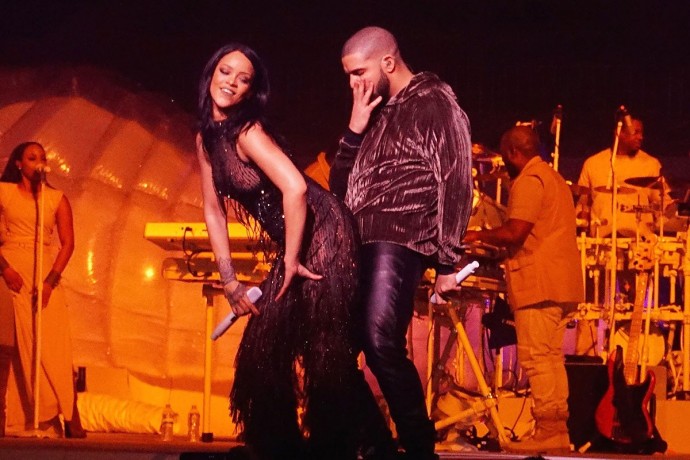 天王作風！Drake 竟包下了一整個廣告看板向 Rihanna 祝賀