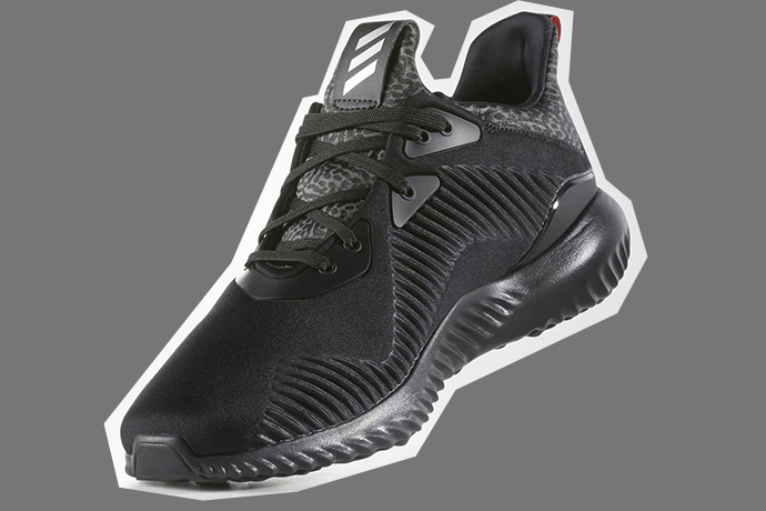 下一雙爆紅跑鞋？adidas AlphaBOUNCE 推出「黑魂」配色！