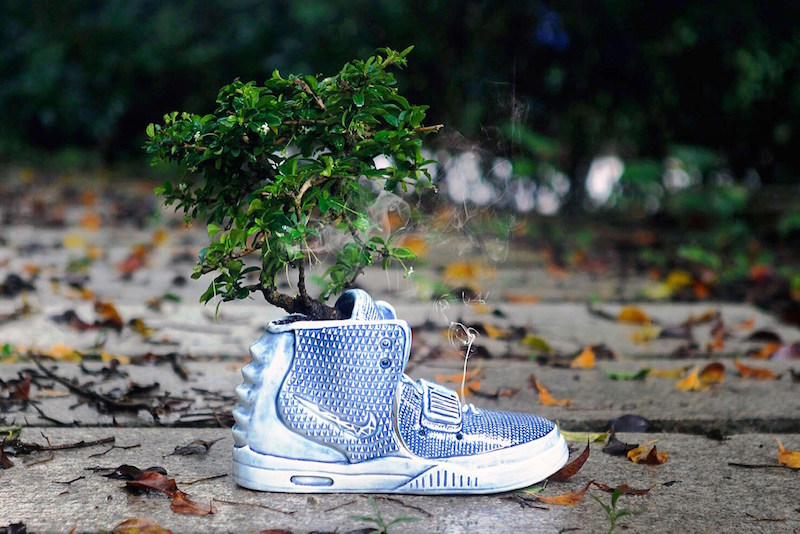 不能上腳的球鞋？Nike Air Yeezy 2 陶瓷藝術品暨作盆栽又是線香座！