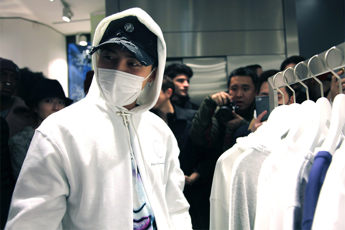 特輯 / 志龍的專屬配件？G-Dragon 這套身上的「PEACEMINUSONE 鐵夾」竟逼近「千元台幣」！
