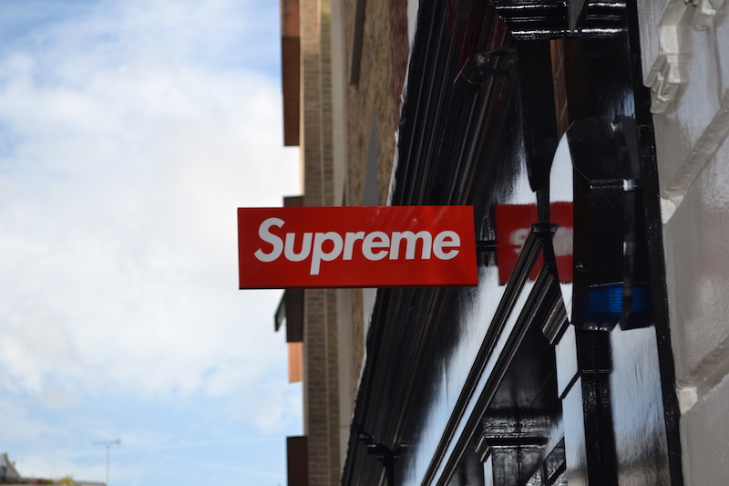 在 Supreme 店門偷東西，會被這樣子「懸賞通緝」！