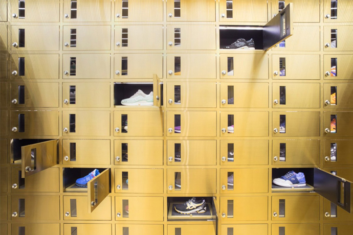 這概念金厲害！知名鞋鋪 24 Kilates 曼谷店將球鞋展示空間變成「秘密銀行金庫」！