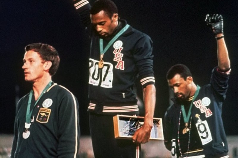 10/17 歷史上的今天 / 澳洲白人 Norman 在奧運頒獎台上這樣子支持平權運動