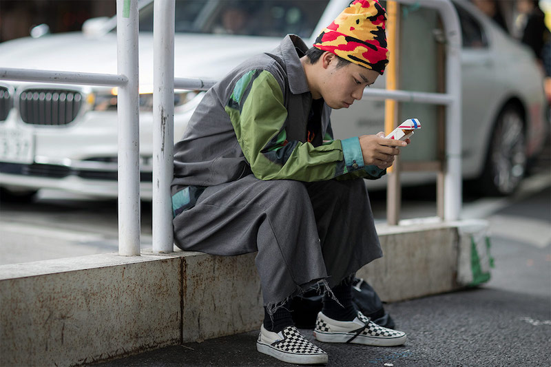 真正的有型，是只要坐在東京街頭，就能引來攝影鏡頭的捕捉！