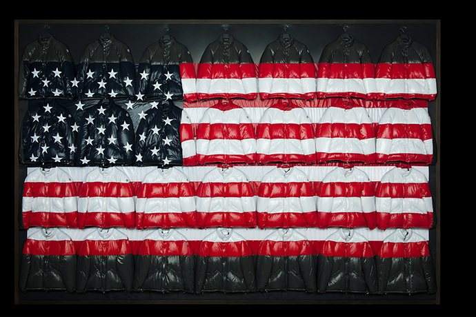 「28」件高級羽絨衣組成的美國大旗竟來自 Thom Browne 之手？！