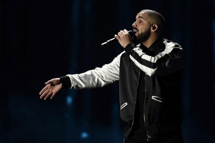 看不慣！Drake 在演唱會上公開向川普嗆聲：「Fxxk that man」