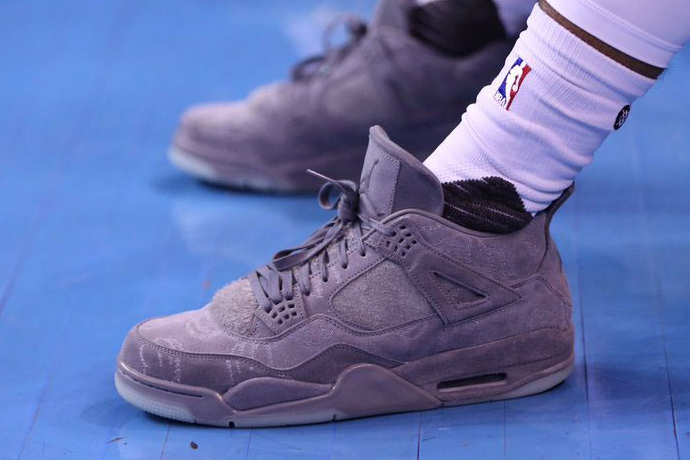 「重磅鞋款」不是買來打卡拍照的！昨日 NBA 有人穿上 KAWS x Air Jordan 4 上場打球啦！