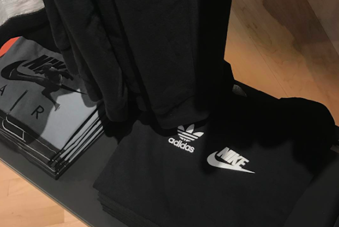 WTF？位於紐約 Soho 區的 Nike 門店竟然將這件「世紀聯名」擺上架了