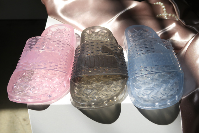 蕾哈娜的 Fenty by PUMA 即將推出「塑膠果凍」造型的夏日拖鞋？！