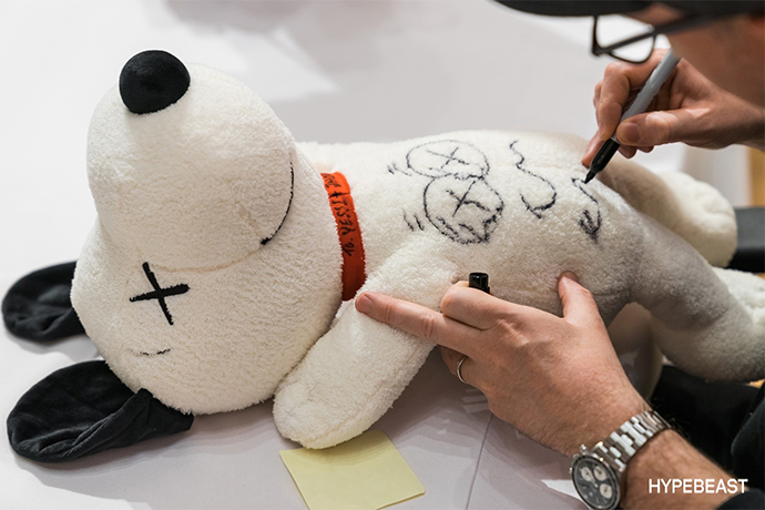 收藏價值激升！當你的 Uniqlo Snoopy 娃娃上面有 Kaws 的獨家簽名？