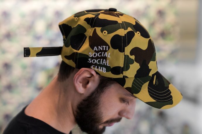走進超重磅聯名 Anti Social Social Club x BAPE 紐約發售現場，雖然知道是賣 LOGO 還是完全擋不住！