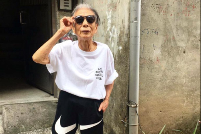 台灣也有潮嬤！88 歲的她人老心不老，路上遇網友問：「可否幫我拍穿搭？我要發誒夫逼」