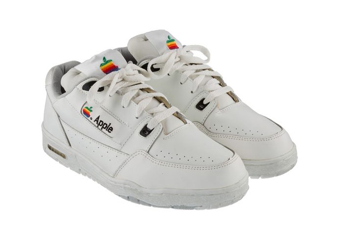 Apple 也出球鞋？超古董員工鞋放上 eBay 拍賣，竟喊破 $15,000 美元