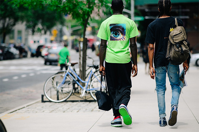 你所需要的是圖案 T-Shirt 以及超酷配件，來看紐約男裝週街拍集錦！