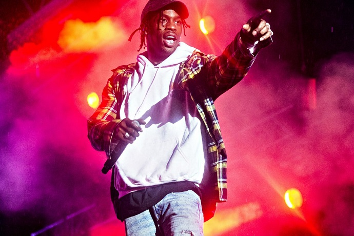 Travis Scott 演唱會唱到一半怒剿粉絲：要傳簡訊的話請你滾回家！