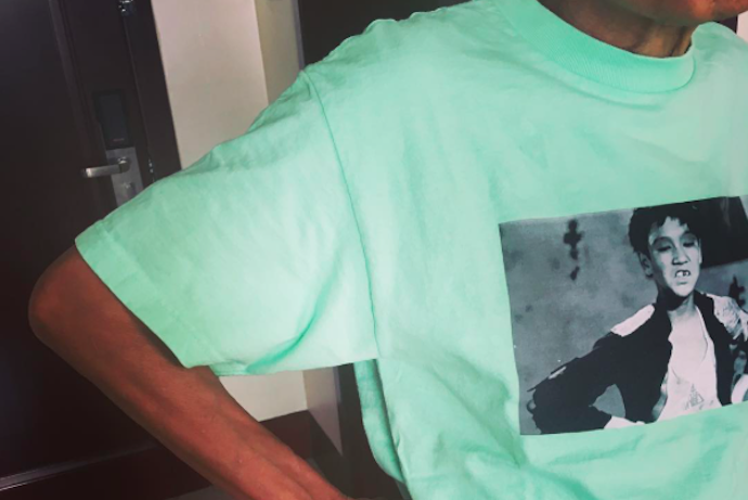 陳冠希上身 4pklabs 全新 T-Shirt，你看出來是向誰致敬了嗎？