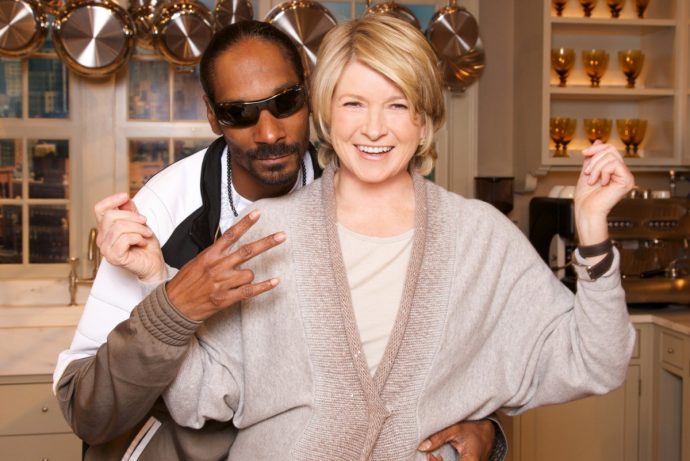 WEED 神 Snoop Dogg 抽到ㄎㄧㄤ了？竟然當上「料理節目」的主持人！