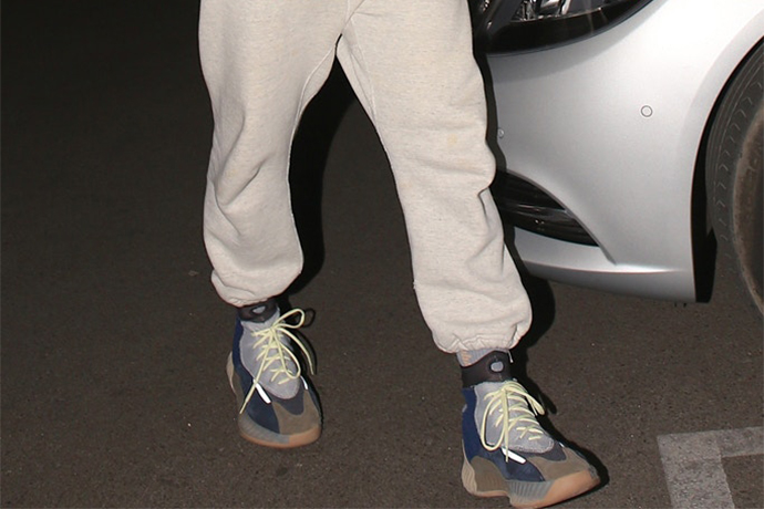 所以現在是「籃球鞋」？！Kanye West 著用未曝光 YEEZY 鞋款！