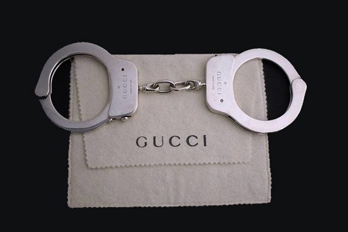 這副要價近「2 百萬」的 Gucci 手銬竟然還點出 Gucci 豪門的暗殺案？