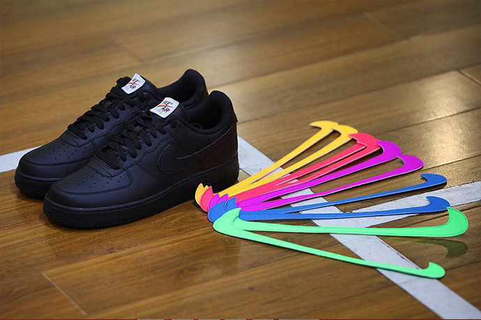 你也覺得全黑 Air Force 1 很無聊？現在 Nike 表示：「歡迎自由搭配勾勾顏色」